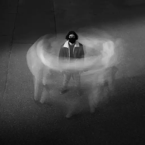 JEUNE RÊVEUR ENFERMÉ DANS UN CAUCHEMAR